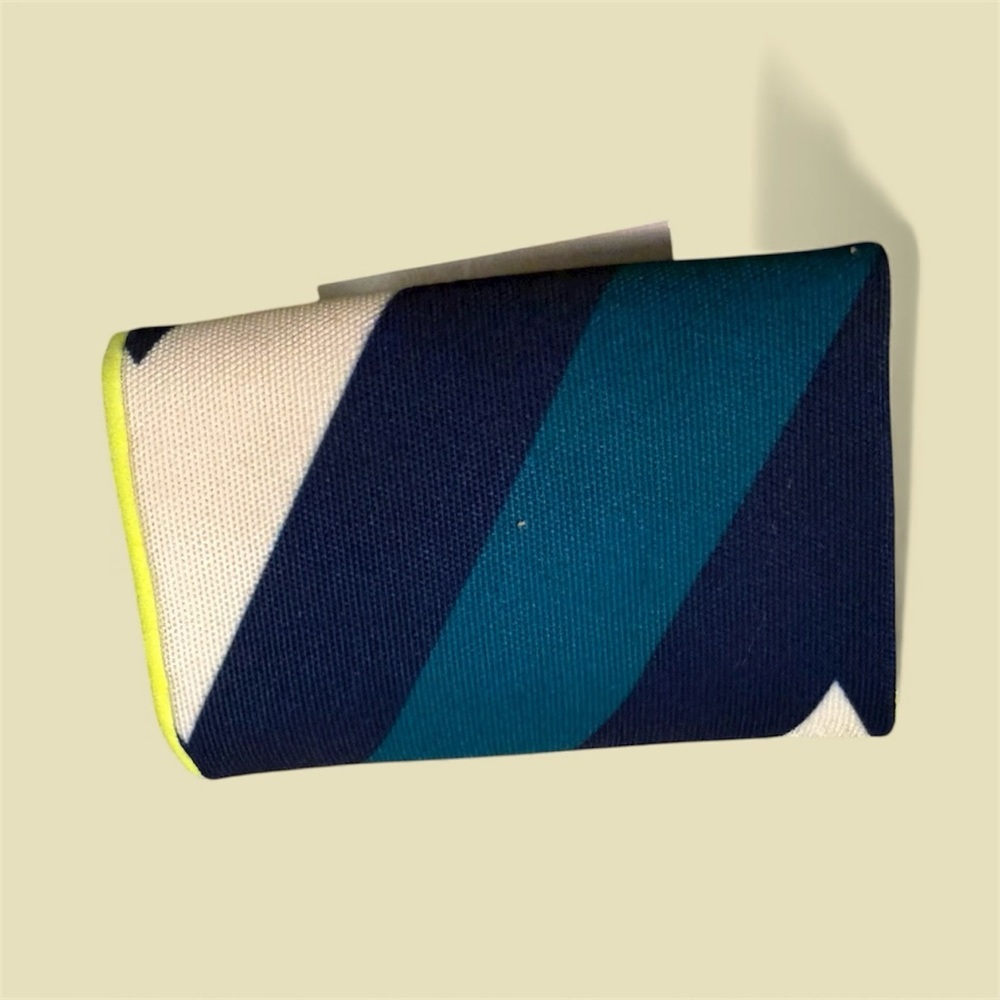 STEWARDESS FLIGHT 001 COLLECTION TRI FOLD WALLET NEW WITH TAGS - Picture 2 of 4